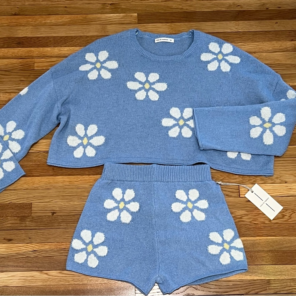 Moon & Madison NWT Blue Floral Knit Sweater and Shorts Set